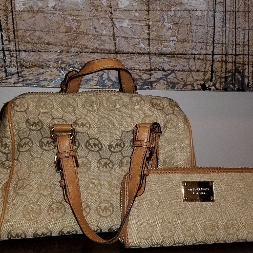 Handbag with matching wallet.